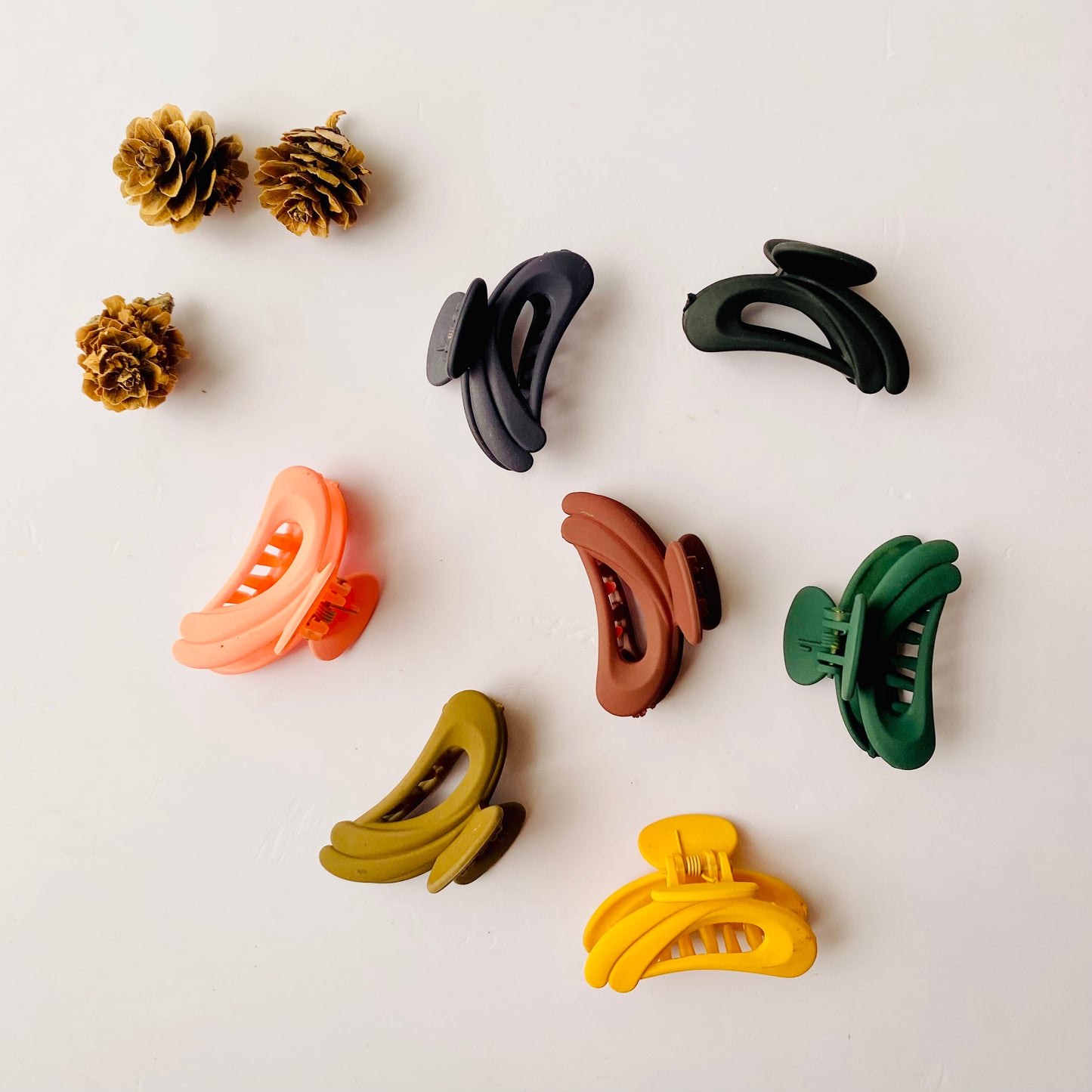 RedBerry Cuddle Small Claw Clips – D-shaped hair clips in a compact size, designed for secure and comfortable hair styling, ideal for everyday use.