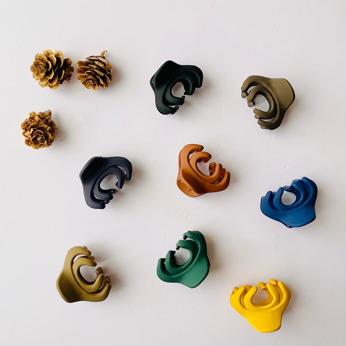 RedBerry Cuddle Small Claw Clips – W-shaped hair clips designed for strong grip and versatile styling, perfect for securing small sections of hair.