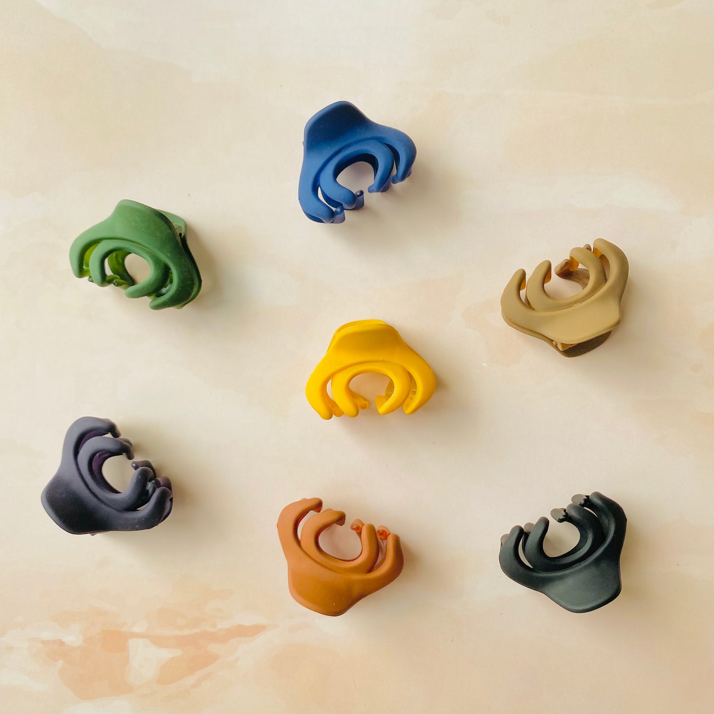 RedBerry Cuddle Small Claw Clips – W-shaped hair clips designed for strong grip and versatile styling, perfect for securing small sections of hair.