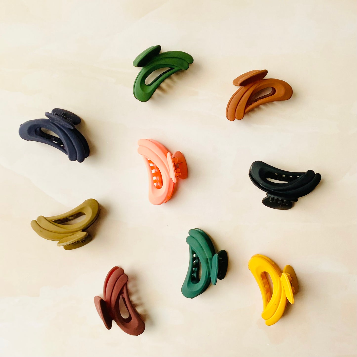RedBerry Cuddle Small Claw Clips – D-shaped hair clips in a compact size, designed for secure and comfortable hair styling, ideal for everyday use.