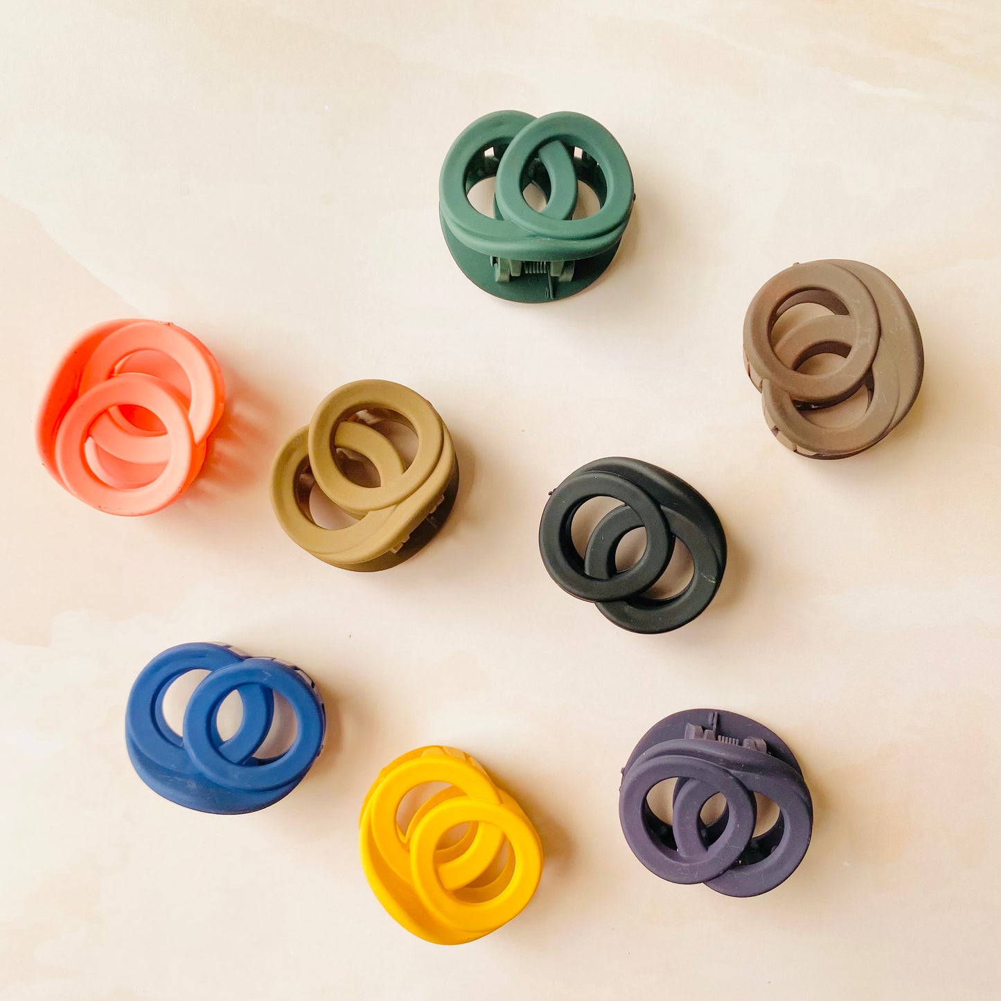 RedBerry Cuddle Small Claw Clips – Double circle design hair clips offering a stylish look and secure hold, ideal for everyday hair styling.