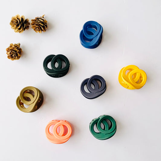 RedBerry Cuddle Small Claw Clips – Double circle design hair clips offering a stylish look and secure hold, ideal for everyday hair styling.