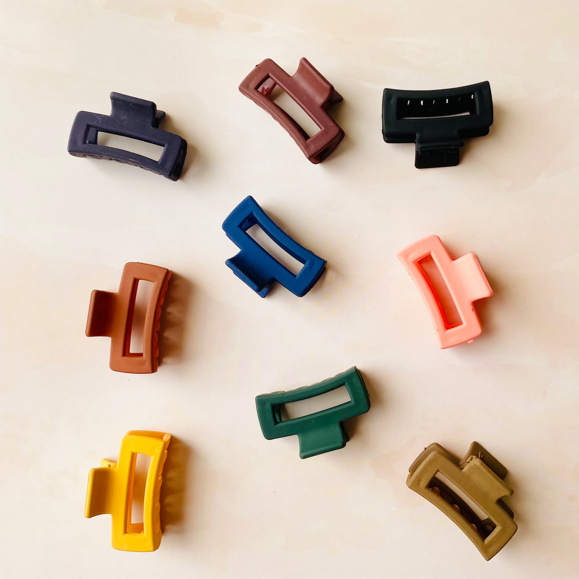 RedBerry Cuddle Mini Claw Clips – Pack of 4 small hair clips in assorted colors, ideal for securing small hair sections or creating stylish updos.